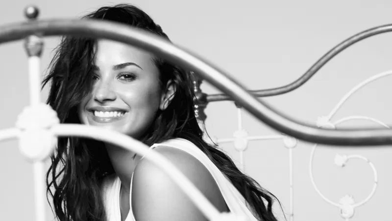 Demi Lovato 5K, Monochrome