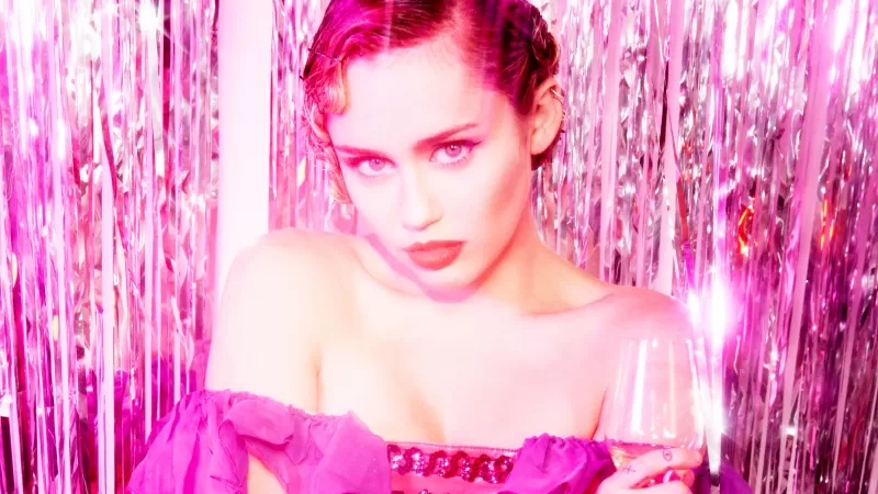 Miley Cyrus 4K, Pink background