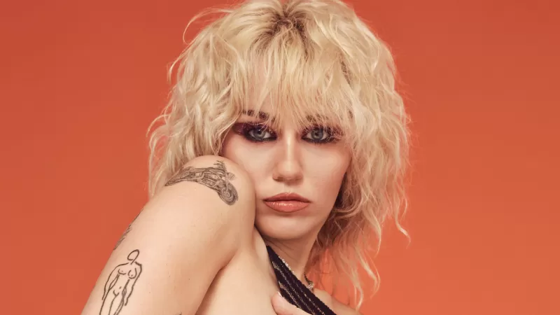 Miley Cyrus QHD, Orange background