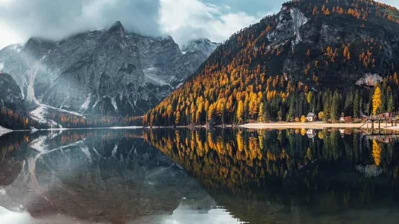 Lago di Braies wallpaper, Autumn larches, Dolomites