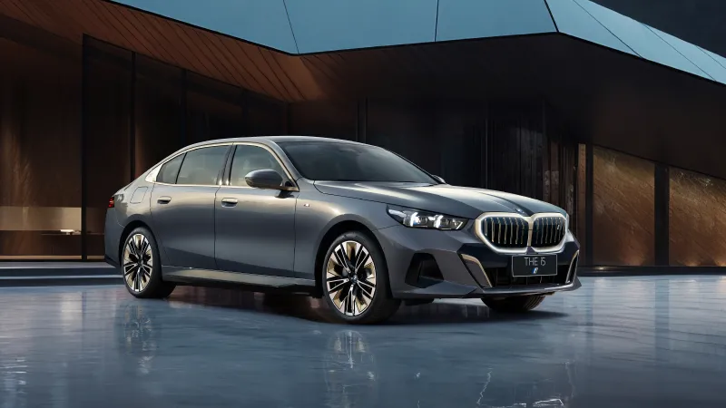 BMW i5 M Sport wallpaper, BMW 5 Series, Electric sedan, Grey, Modern building, 2023