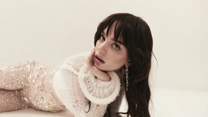 Sophie Thatcher, American actress, Sequin outfit, 2023, 5K wallpaper