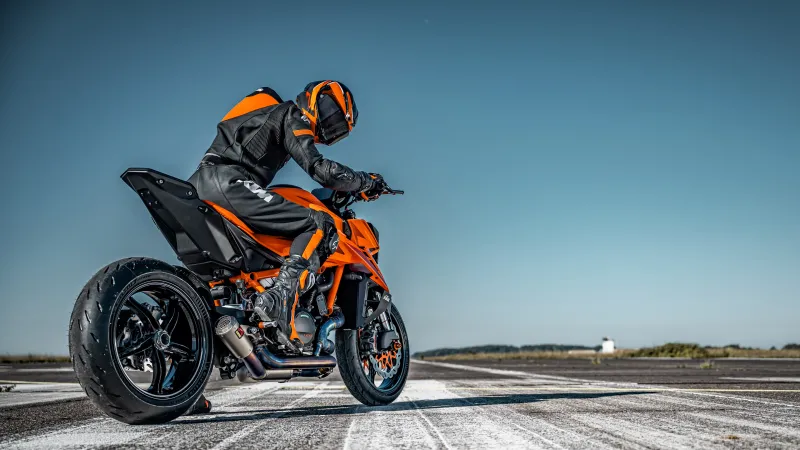 KTM 1390 Super Duke R, Naked bikes, 2024, Tarmac, Race track