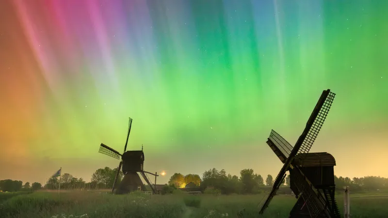 Windmills under aurora, Netherlands, Northern lights, 4K wallpaper