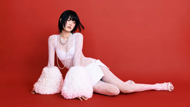 Minnie wallpaper, (G)I-DLE, Red background, White outfit