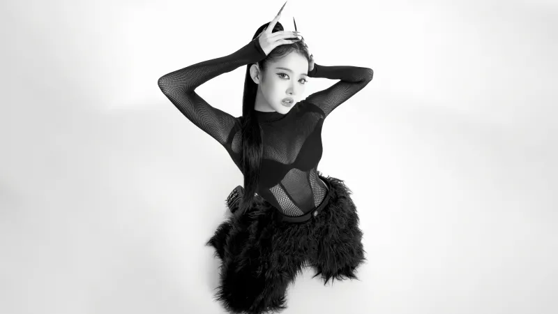 Park Si-eun Black and White, STAYC