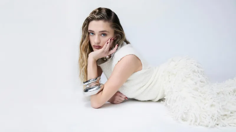 Lizzy Greene wallpaper, White aesthetic, Schon Magazine, American actress