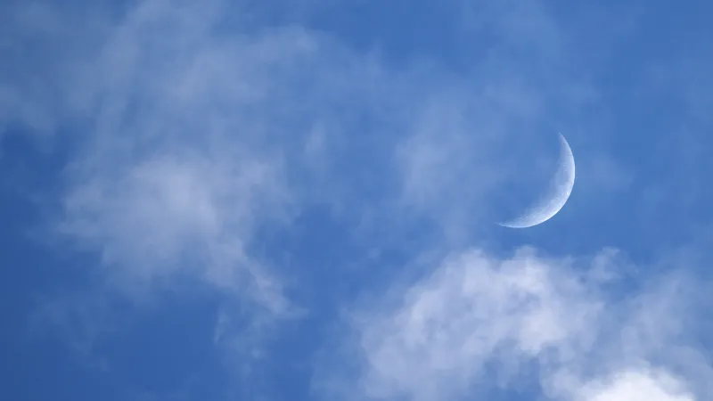 OS X Lion, Crescent Moon, Cloudy Sky, Mac OS X, Stock wallpaper 5K