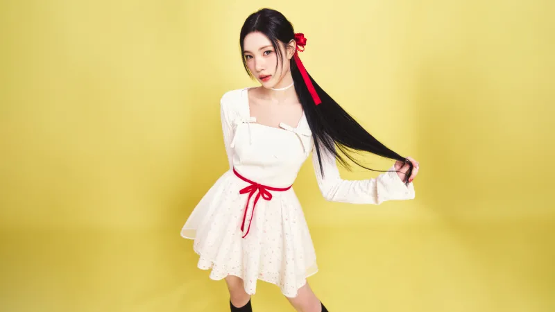 JUUN, Hearts2Hearts RUDE, Yellow background