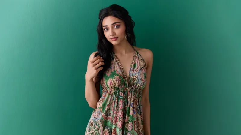 Preity Mukhundhan, Green background 5K