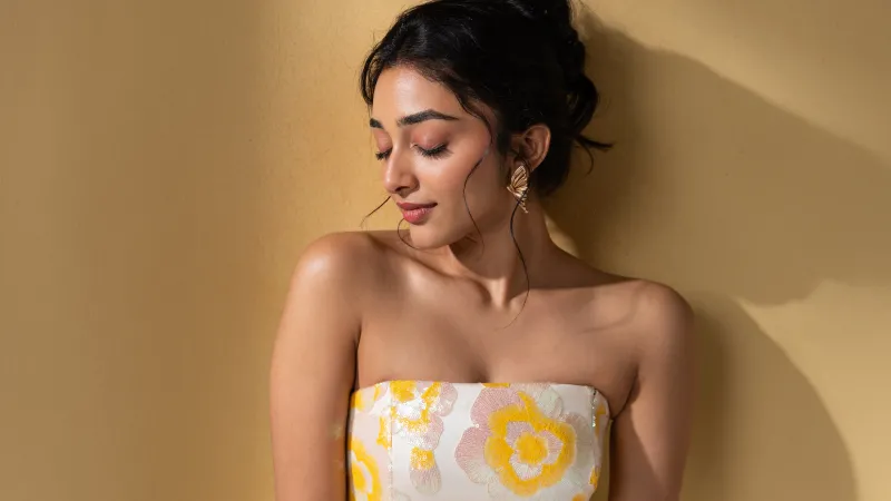 Preity Mukhundhan, Yellow background 8K