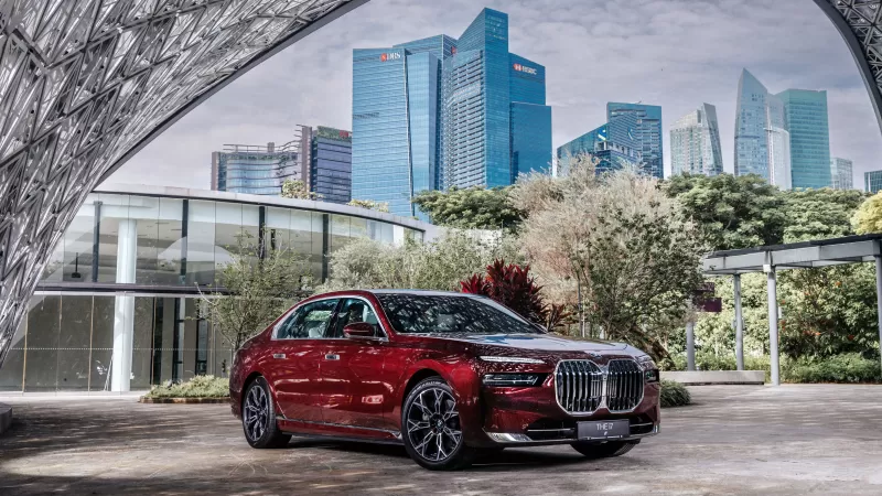 BMW 735i, BMW 7 Series, Red sedan, Singapore skyline, 4K wallpaper