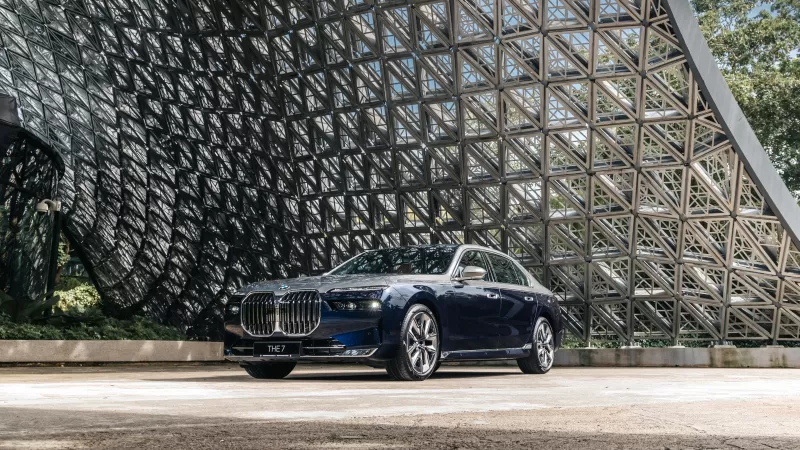BMW 7 Series wallpaper, BMW 735i, Blue sedan, Geometric canopy, 2023
