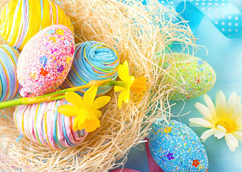 Basket with Easter eggs 4K