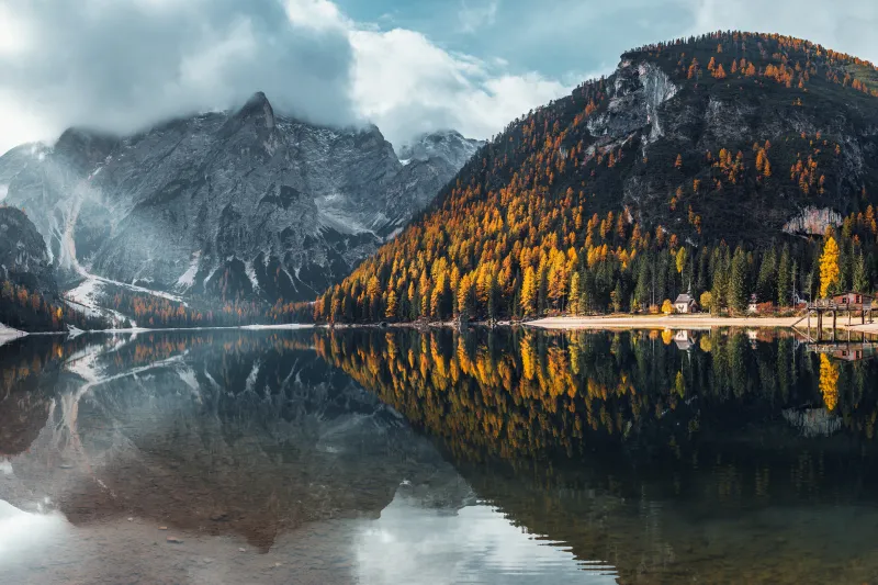 Lago di Braies wallpaper, Autumn larches, Dolomites