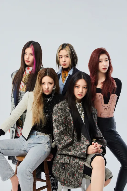 Itzy, iPhone wallpaper 4K, Yeji, Chaeryeong, Ryujin, Yuna, Lia