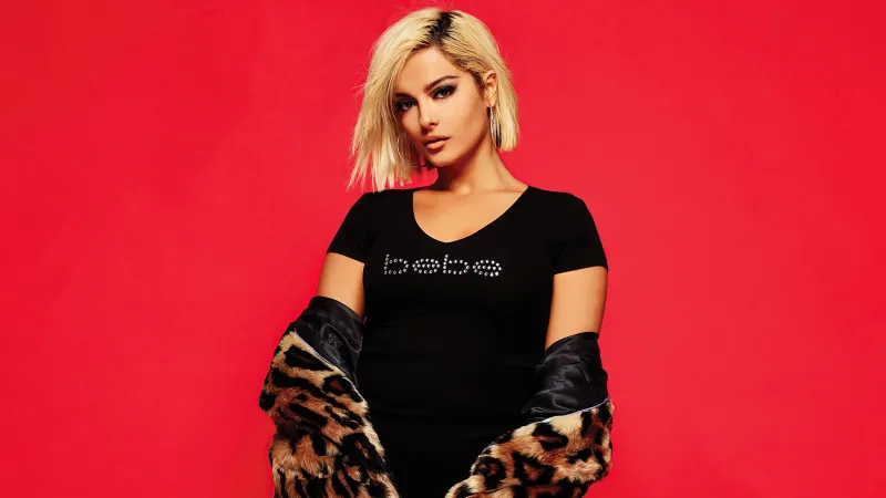 Bebe Rexha, Red background 5K