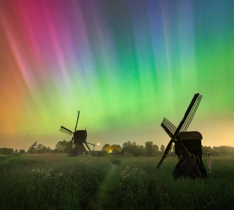 Windmills under aurora, Netherlands, Northern lights, 4K wallpaper
