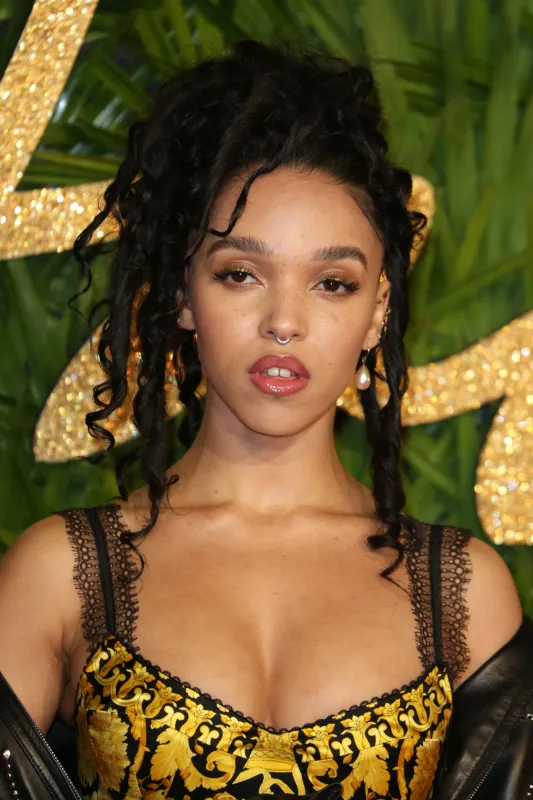 FKA twigs iPhone wallpaper