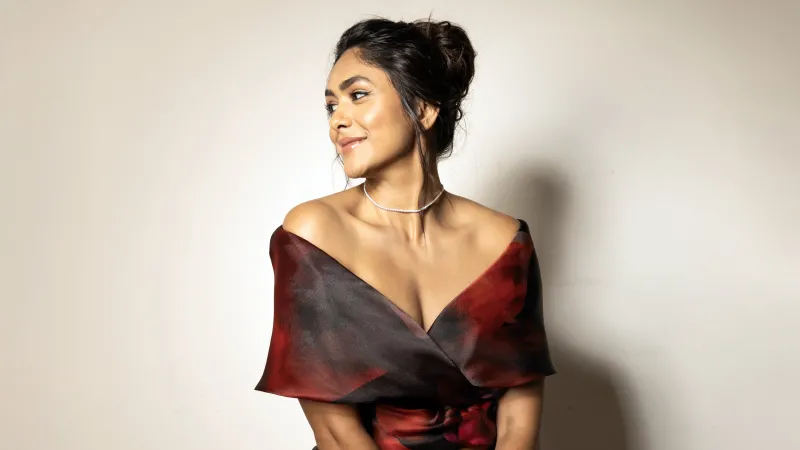 Mrunal Thakur, Desktop background 5K