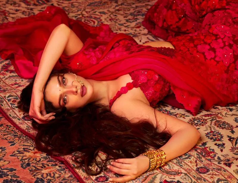 Aditi Rao Hydari Heeramandi, Red aesthetic wallpaper 5K