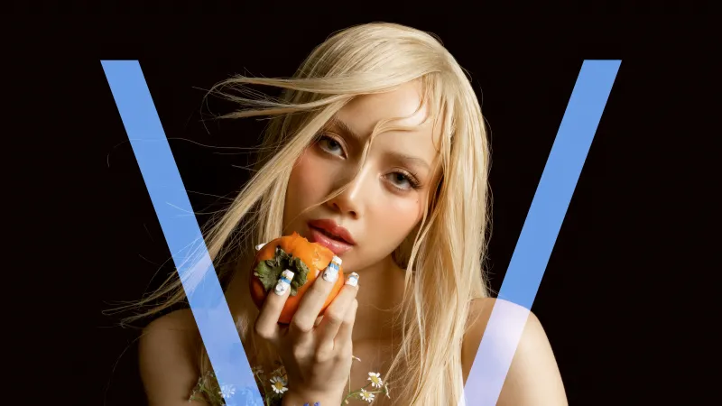 Lisa V Magazine, Black background 5K