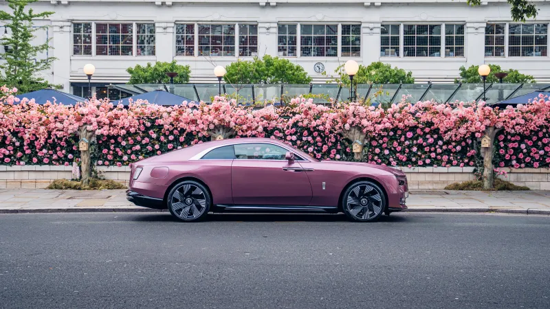 Rolls-Royce Spectre Floral Art In Chelsea, 8K wallpaper