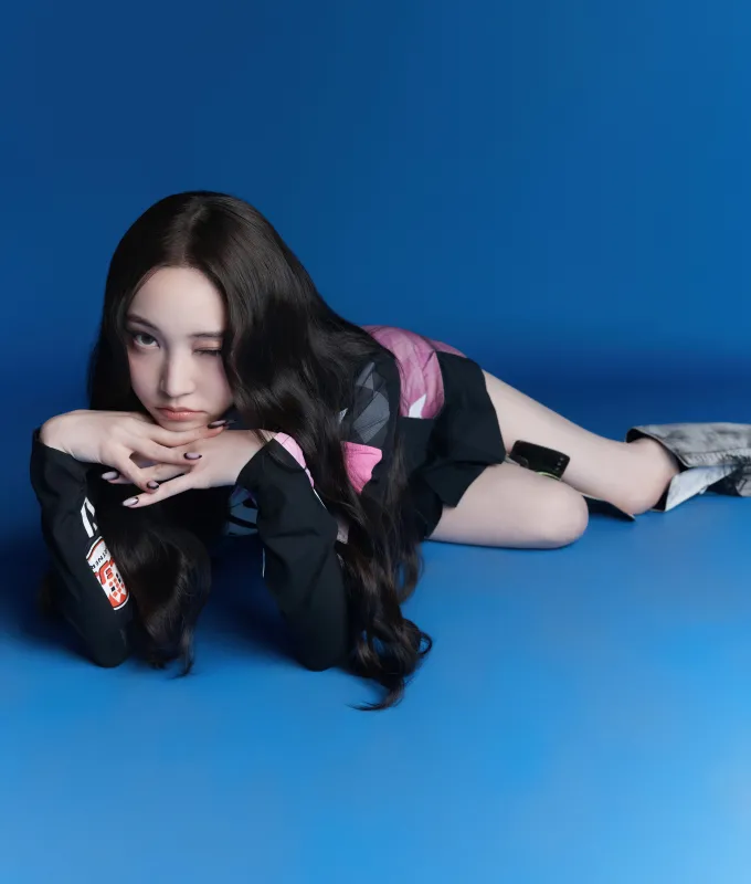 Youngseo, ALLDAY PROJECT, Blue background 5K