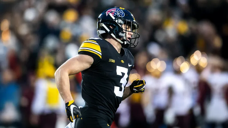 Cooper DeJean, Football player, Iowa Hawkeyes football wallpaper, College sports, BIG TEN