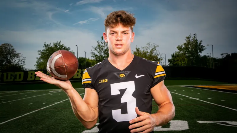 Cooper DeJean, Football player, Iowa Hawkeyes, American football, BIG TEN, Nike, Sports wallpaper
