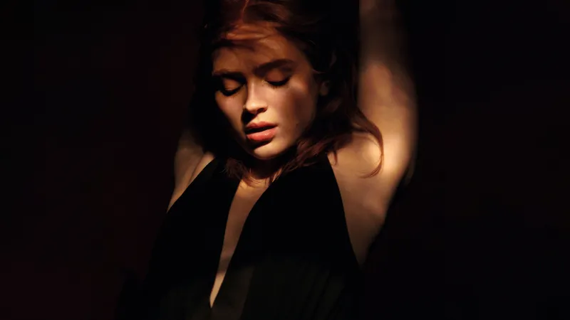 Sadie Sink, Dark background 8K