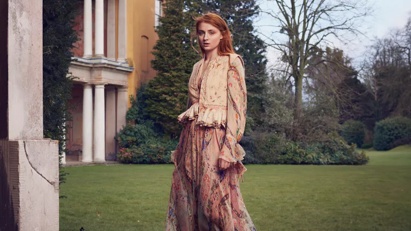 Sophie Turner Floral dress, 5K background