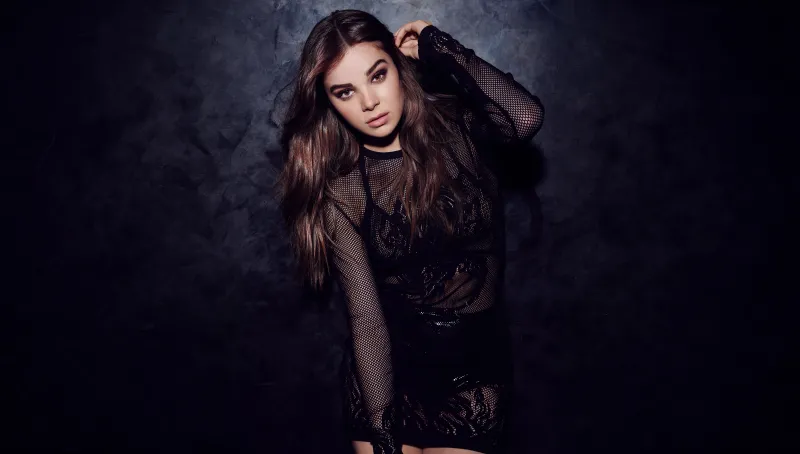 Hailee Steinfeld, Dark background 5K