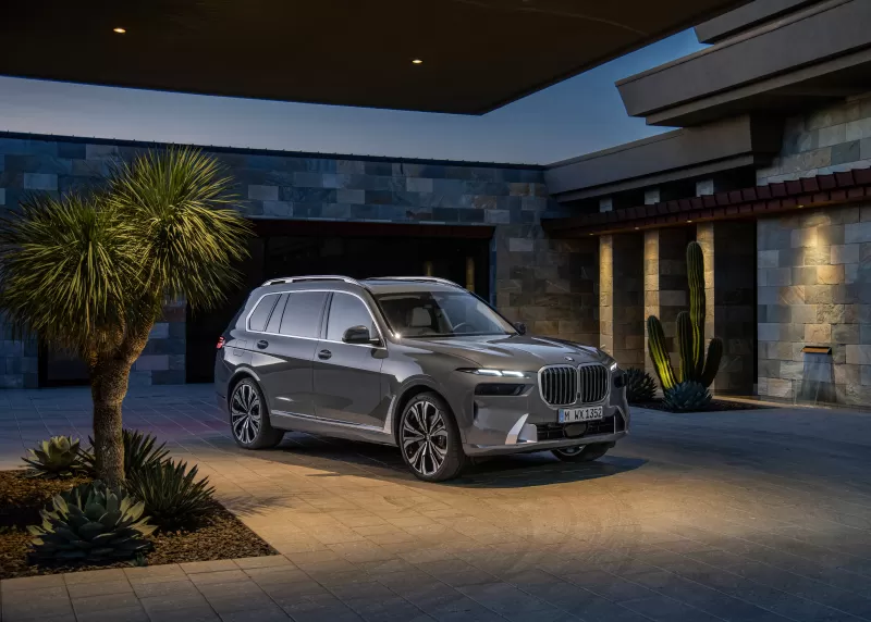 BMW X7 xDrive40i wallpaper, Grey SUV, Desert villa at dusk, 2022