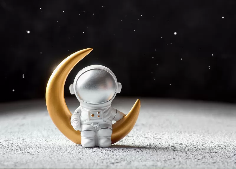 Robot, Astronaut, Space suit, Crescent Moon, Half moon, Surface, Moon, 5K