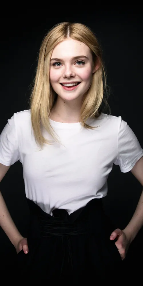 Elle Fanning, Dark background 5K
